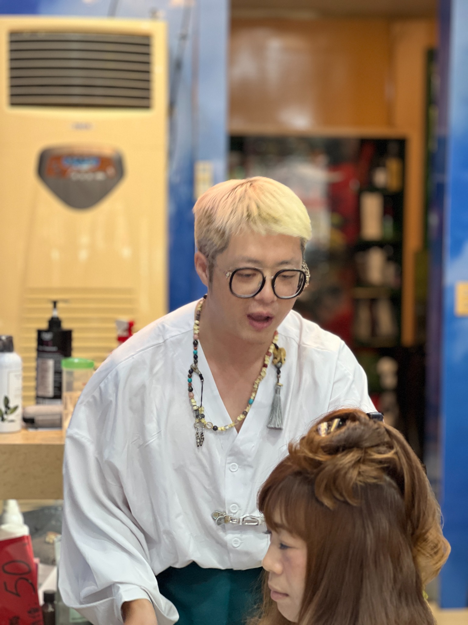 อาจารย์สาธิตการม้วนผมและอธิบายเทคนิค
